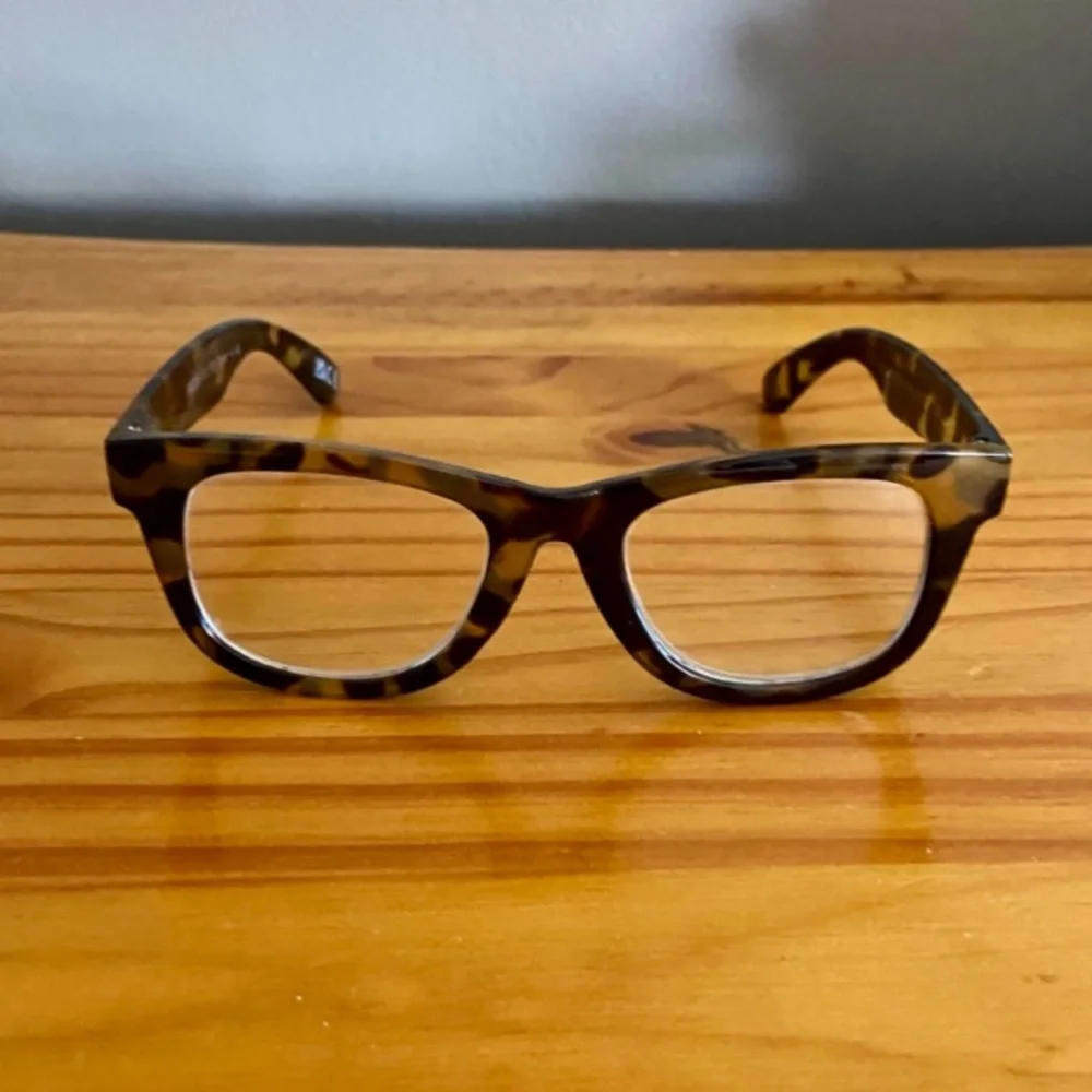 Betsey Johnson Translucent Brown Tortoise Wayfarer Readers +1.50. New